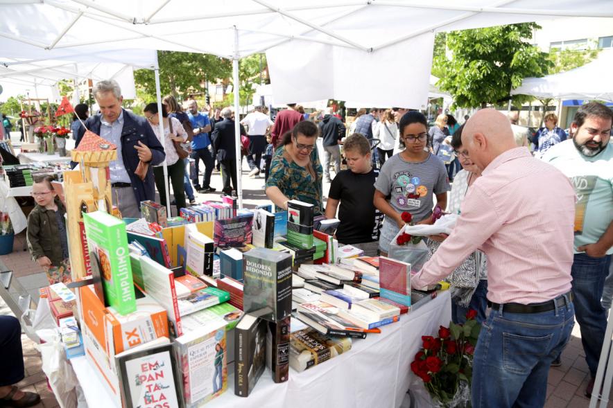 Día del Libro en el Paseo de Valdelasfuentes -Un puesto de libros.