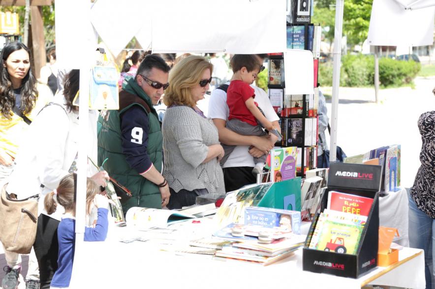 Día del Libro en el Paseo de Valdelasfuentes - Los visitantes.