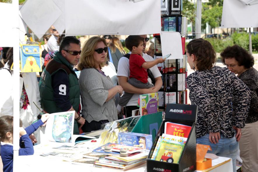 Día del Libro en el Paseo de Valdelasfuentes - Los visitantes.