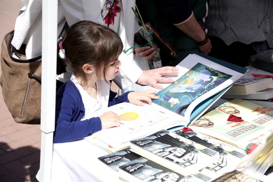 Día del Libro en el Paseo de Valdelasfuentes - Una niña leyendo.