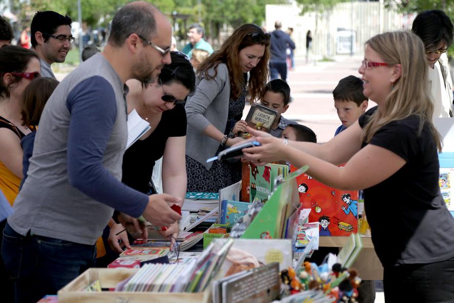 Día del Libro en el Paseo de Valdelasfuentes - Un puesto de libros.