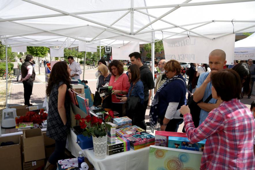 Día del Libro en el Paseo de Valdelasfuentes - Expositor con las visitas.
