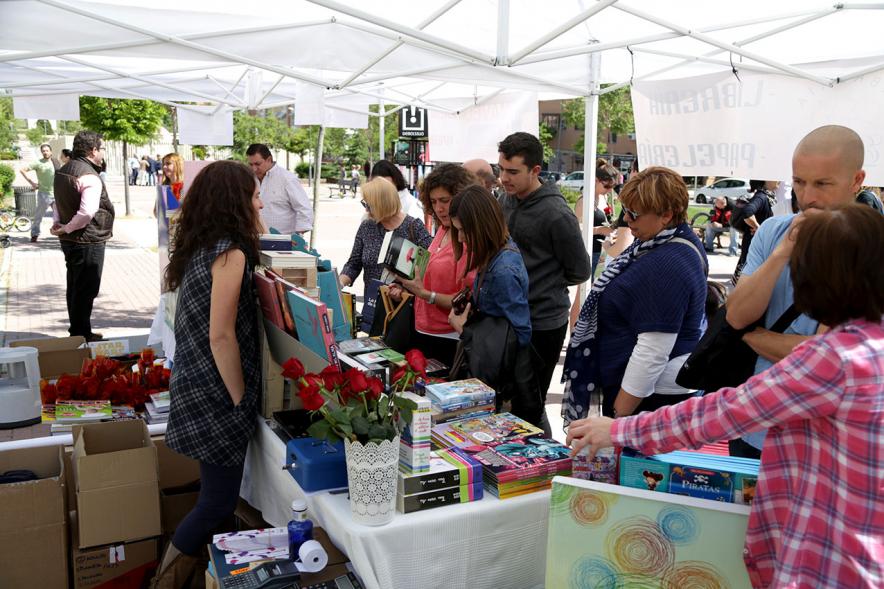 Día del Libro en el Paseo de Valdelasfuentes - Un expositor enseña sus libros.