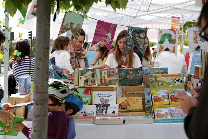 Día del Libro en el Paseo de Valdelasfuentes - Frontal de un puesto de ibros.