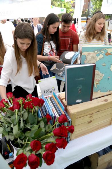 Día del Libro en el Paseo de Valdelasfuentes - Los visitantes comprando.