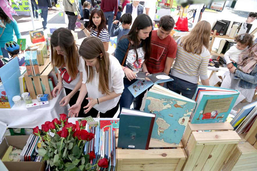 Día del Libro en el Paseo de Valdelasfuentes - Los jóvenes mirando libros.