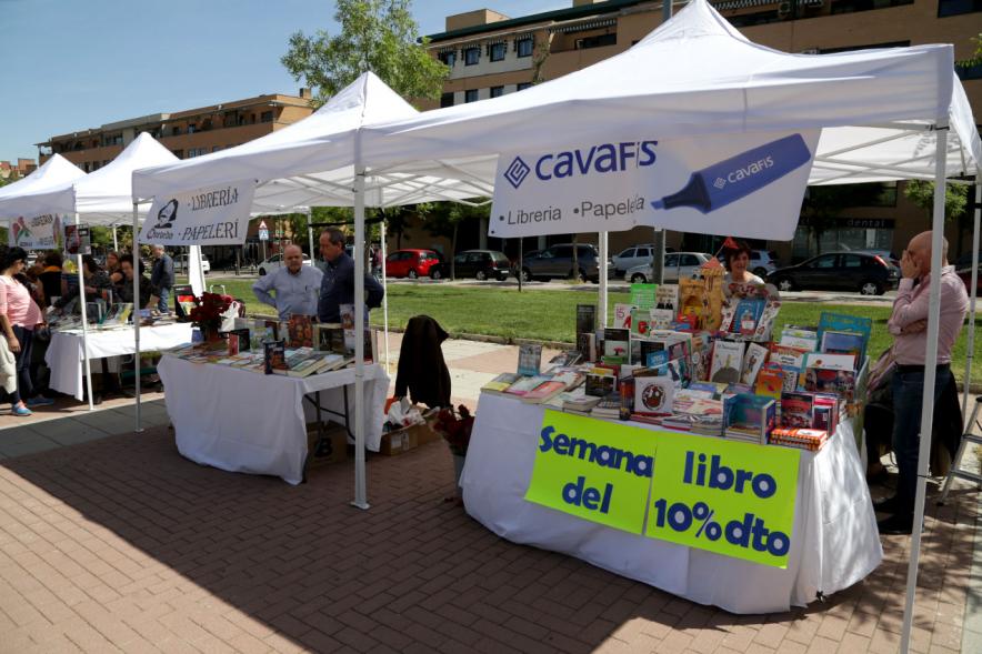 Día del Libro en el Paseo de Valdelasfuentes - Puestos de libros.