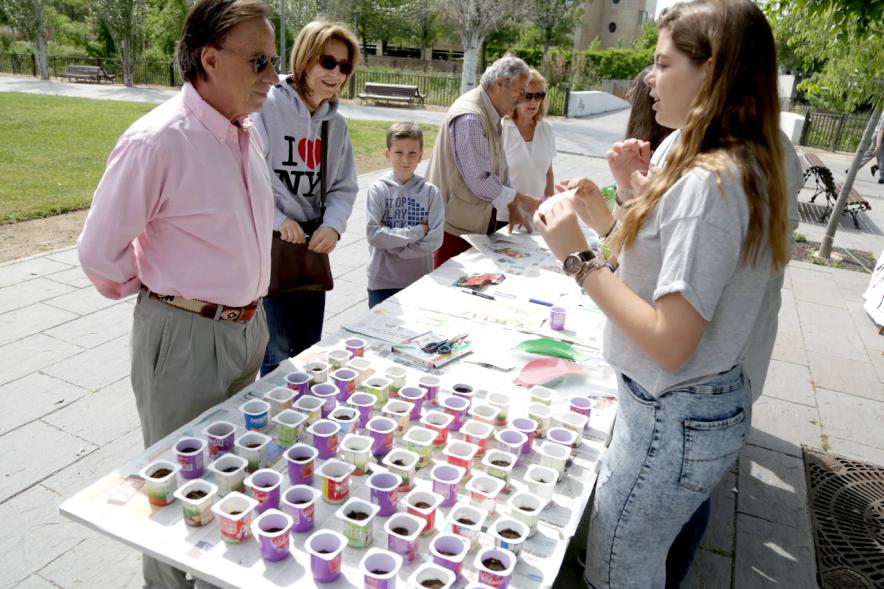 Día Mundial del Medio Ambiente - El alcalde García de Vinuesa junto con participantes del evento.