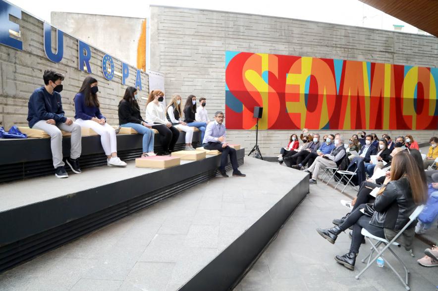 Vicealcalde de Alcobendas, Miguel Ángel Arranz y participantes. Celebración Día de Europa en el Centro de Arte - 2021