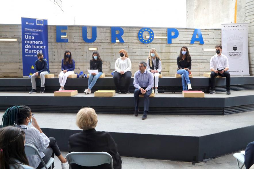 Vicealcalde de Alcobendas, Miguel Ángel Arranz y participantes. Celebración Día de Europa en el Centro de Arte - 2021
