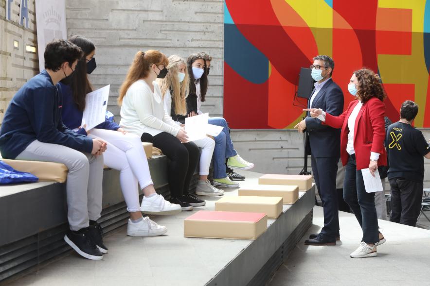 Vicealcalde Miguel Ángel Arranz, Concejala Ana Soto y participantes. Celebración Día de Europa en el Centro de Arte – 2021