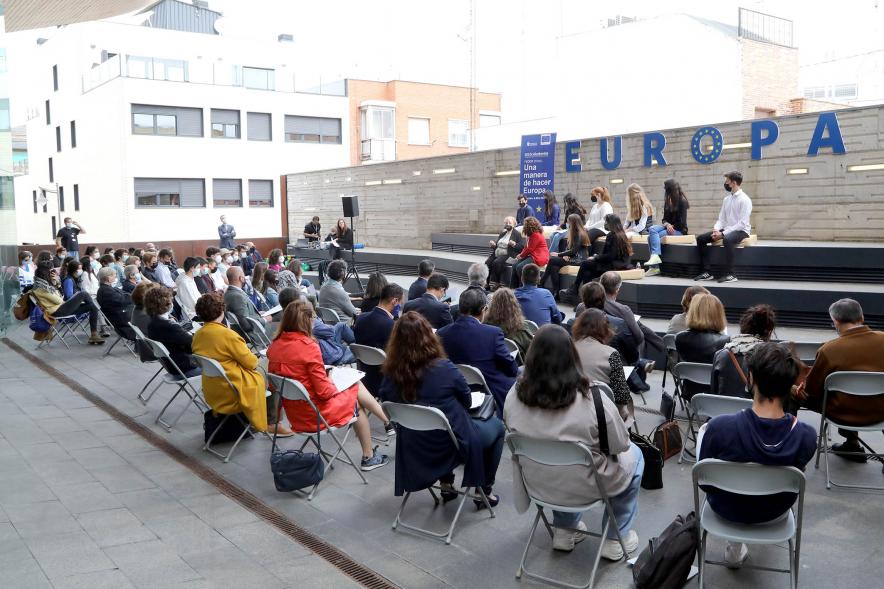  Concejala Ana Soto y participantes. Celebración Día de Europa en el Centro de Arte – 2021