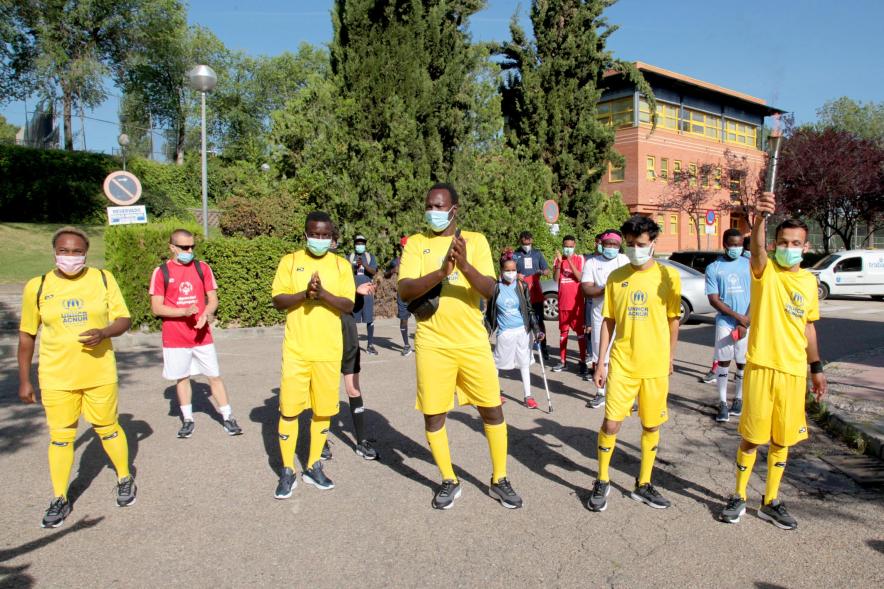 Jornada Inclusiva Día Mundial del Refugiado - Imagen de la entrada de la antorcha de manos de algunos de los participantes en la jornada.
