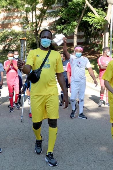 Jornada Inclusiva Día Mundial del Refugiado -Imagen de atleta portando la antorcha.