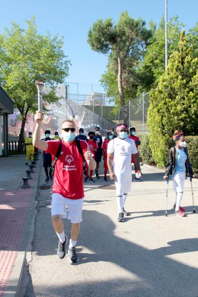 Jornada Inclusiva Día Mundial del Refugiado - Imagen de atleta portando la antorcha.