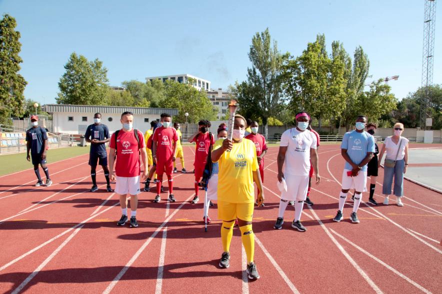Jornada Inclusiva Día Mundial del Refugiado - Imagen de atleta portando la antorcha.