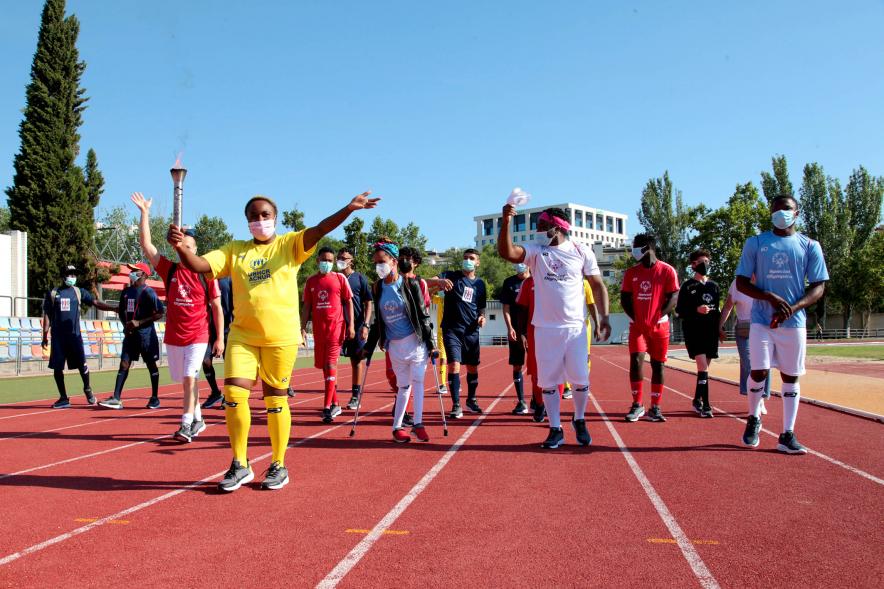 Jornada Inclusiva Día Mundial del Refugiado - Imagen de atleta portando la antorcha.