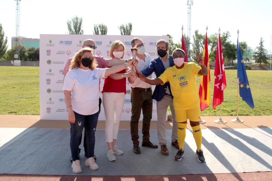 Jornada Inclusiva Día Mundial del Refugiado -Imagen del posado de las autoridades sujetando la antorcha.