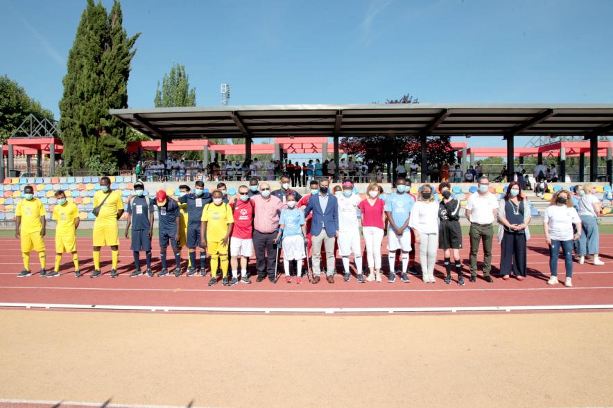 Jornada Inclusiva Día Mundial del Refugiado -Imagen de posado de todos los participantes en la conmemoración del Día Mundial del Refugiado.