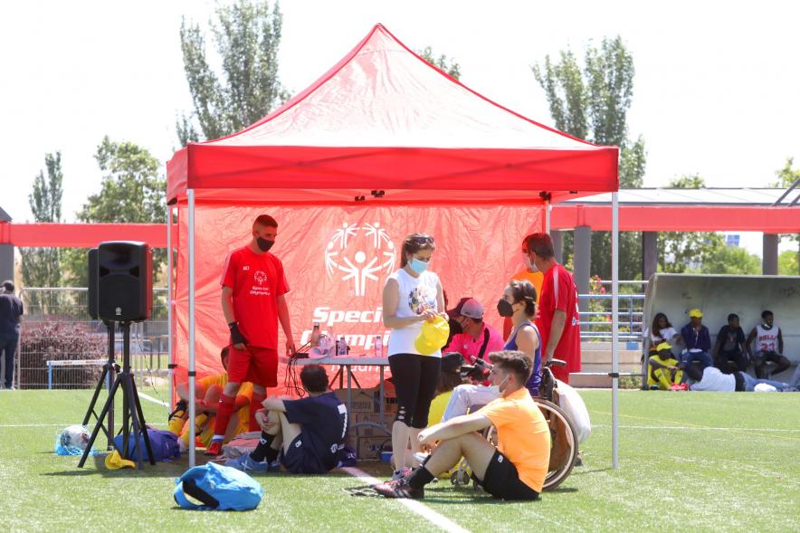 Jornada Inclusiva Día Mundial del Refugiado - Imagen de la zona de descanso de los deportistas.