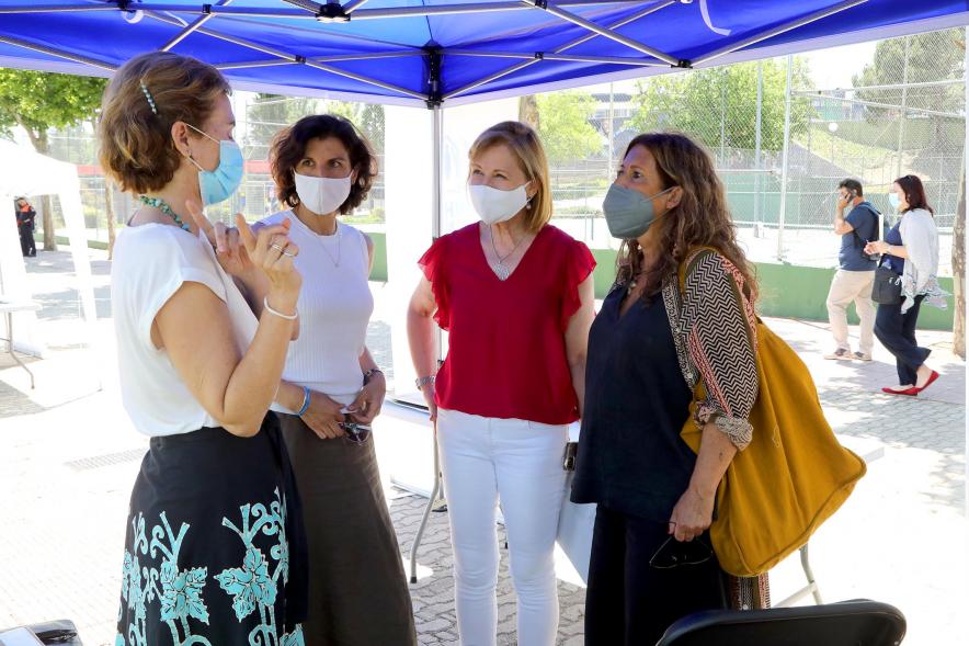 Jornada Inclusiva Día Mundial del Refugiado - Imagen de personas charlando en el interior del stand de ACNUR. 
