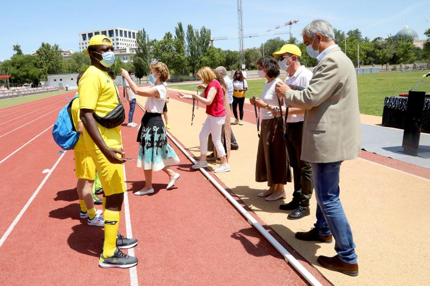 Jornada Inclusiva Día Mundial del Refugiado -  Imagen de deportistas recibiendo sus medallas de manos de las autoridades asistentes. 