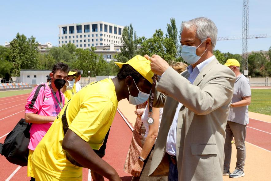 Jornada Inclusiva Día Mundial del Refugiado - Imagen de deportistas recibiendo sus medallas de manos de las autoridades asistentes. 