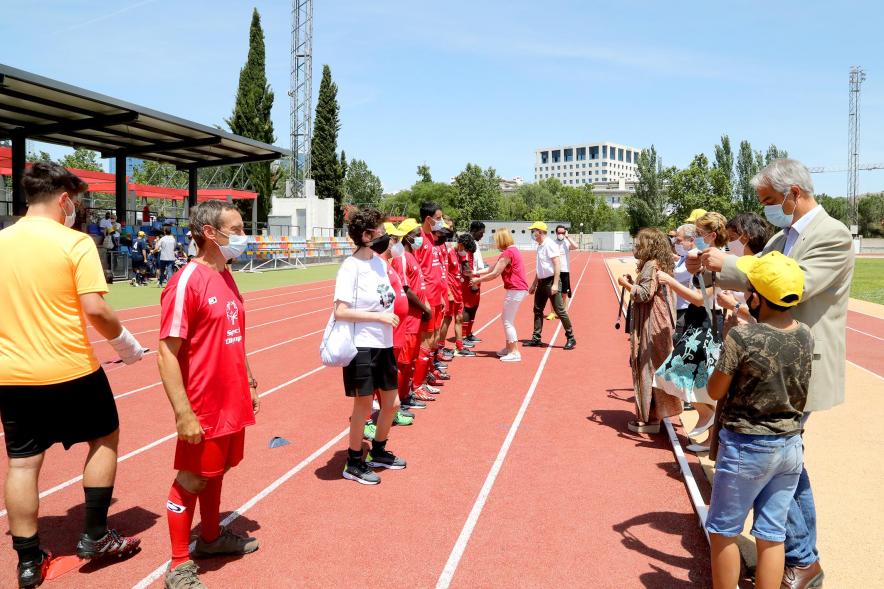 Jornada Inclusiva Día Mundial del Refugiado -  Imagen de deportistas recibiendo sus medallas de manos de las autoridades asistentes. 