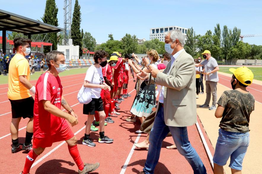Jornada Inclusiva Día Mundial del Refugiado -  Imagen de deportistas recibiendo sus medallas de manos de las autoridades asistentes. 