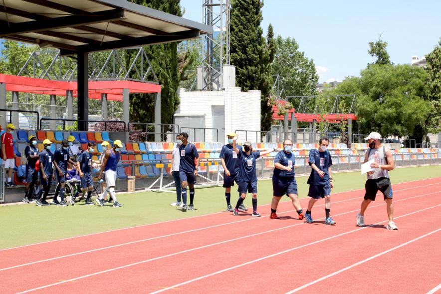 Jornada Inclusiva Día Mundial del Refugiado - Imagen de los deportistas llegando al lugar donde les entregarán las medallas.