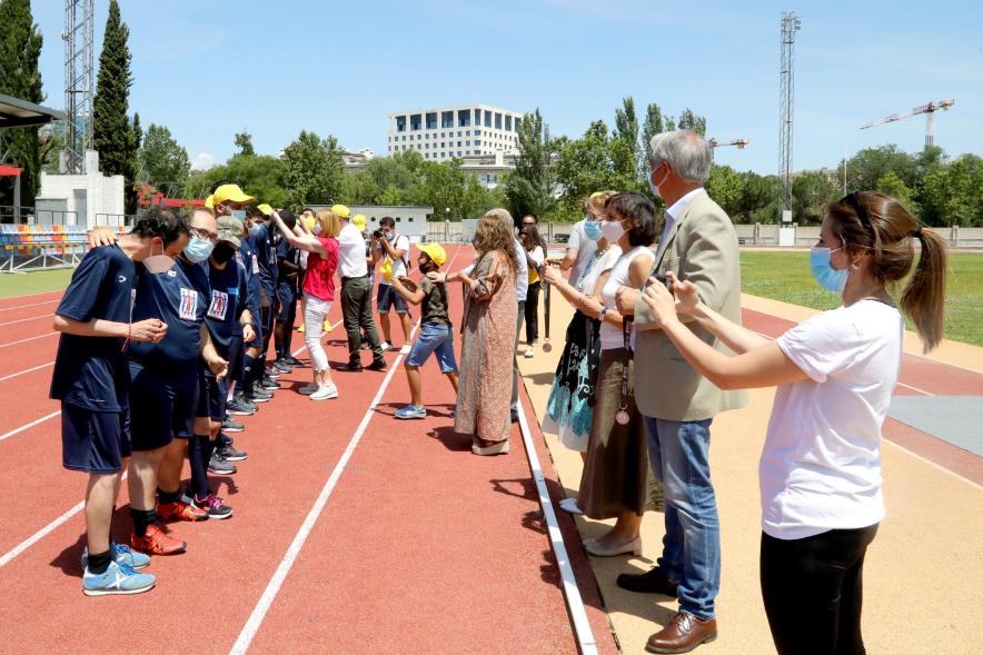 Jornada Inclusiva Día Mundial del Refugiado -  Imagen de deportistas recibiendo sus medallas de manos de las autoridades asistentes.