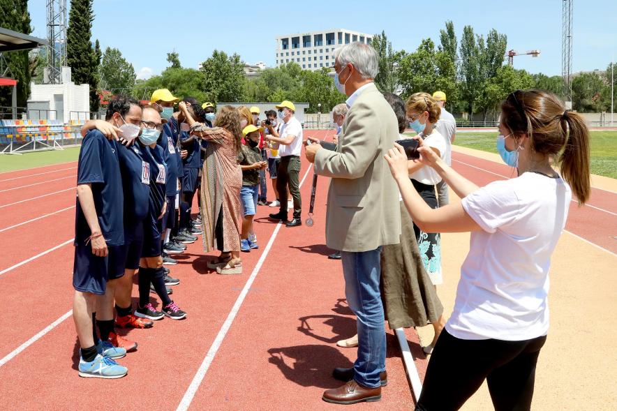 Jornada Inclusiva Día Mundial del Refugiado -  Imagen de deportistas recibiendo sus medallas de manos de las autoridades asistentes.