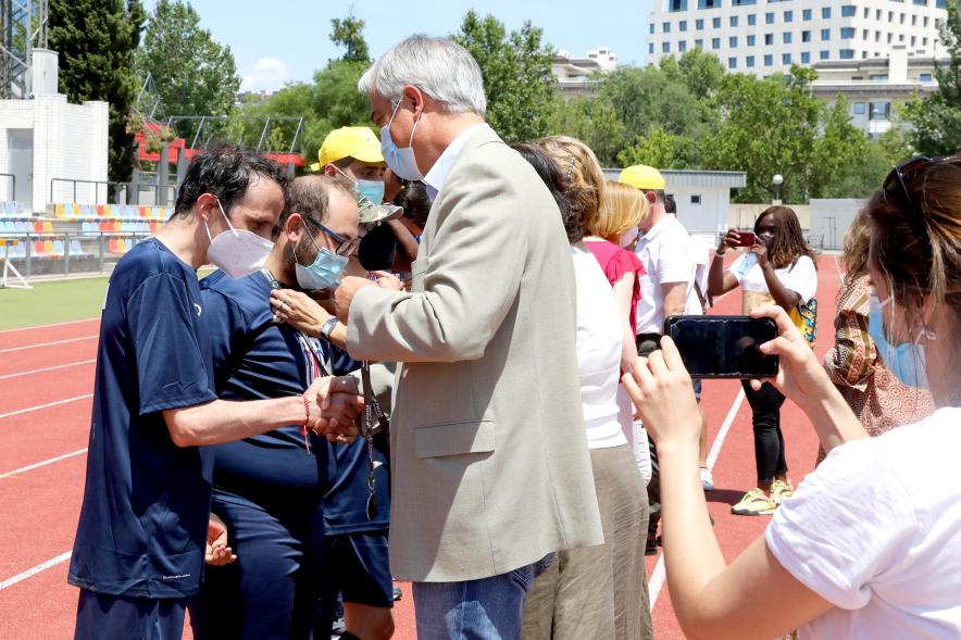 Jornada Inclusiva Día Mundial del Refugiado -  Imagen de deportistas recibiendo sus medallas de manos de las autoridades asistentes.