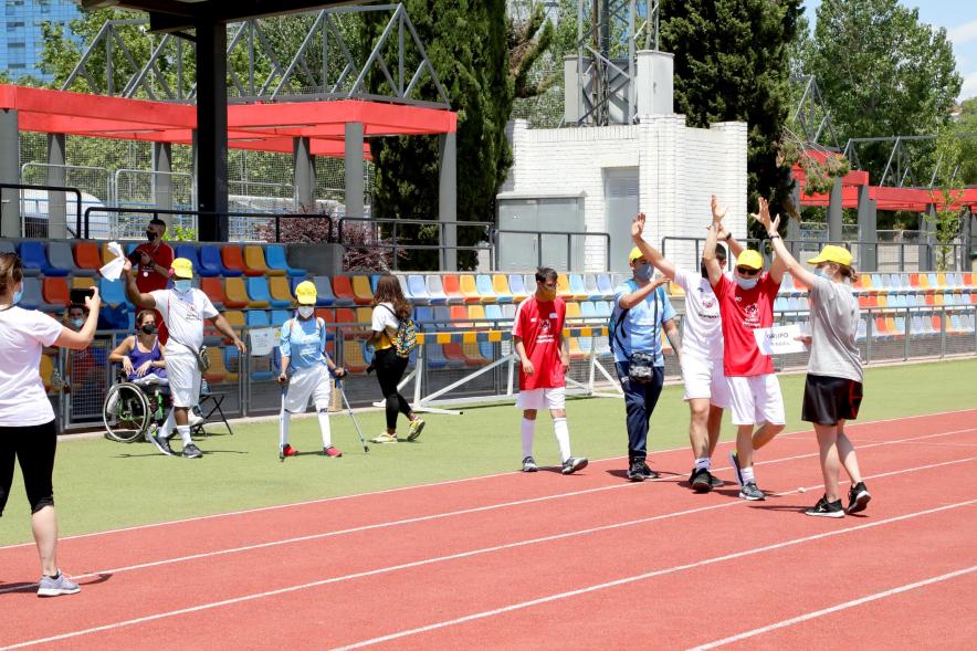 Jornada Inclusiva Día Mundial del Refugiado - Imagen de los deportistas llegando al lugar donde les entregarán las medallas.