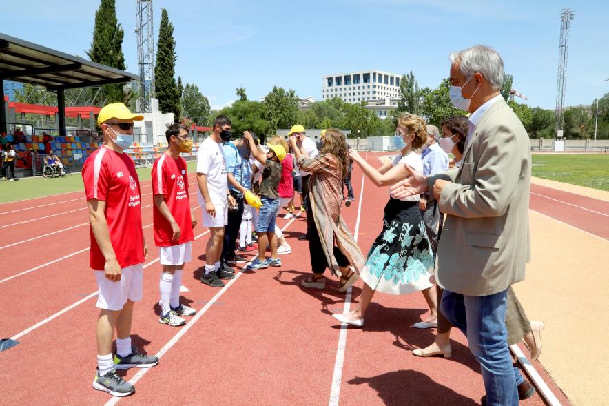 Jornada Inclusiva Día Mundial del Refugiado - Imagen de deportistas recibiendo sus medallas de manos de las autoridades asistentes.