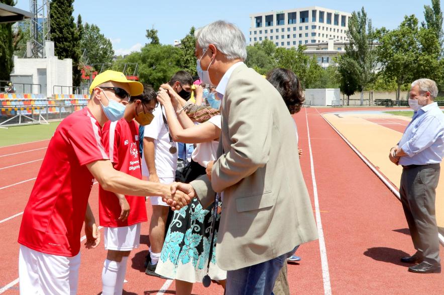 Jornada Inclusiva Día Mundial del Refugiado -  Imagen de deportistas recibiendo sus medallas de manos de las autoridades asistentes.