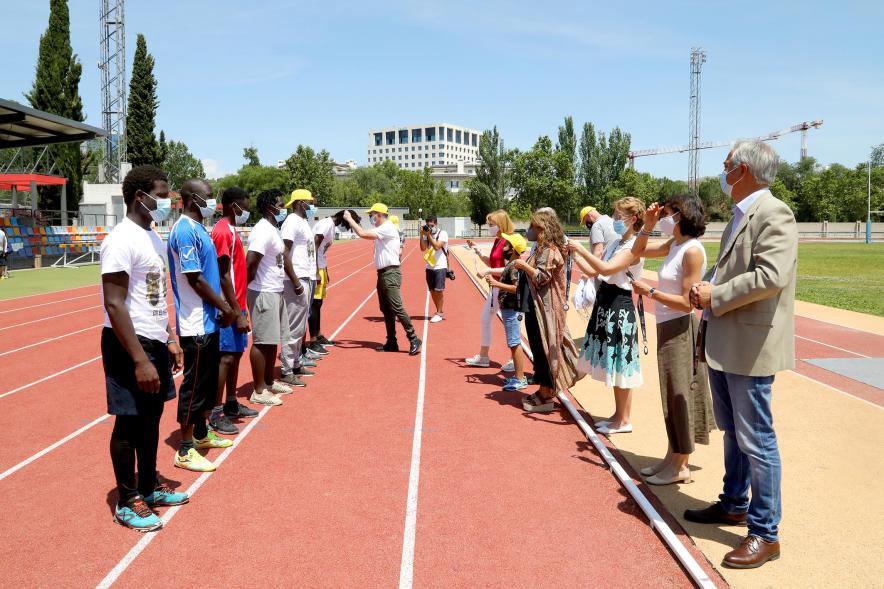 Jornada Inclusiva Día Mundial del Refugiado - Imagen de deportistas recibiendo sus medallas de manos de las autoridades asistentes.