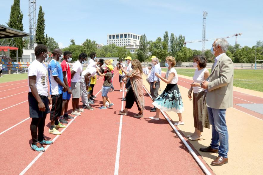 Jornada Inclusiva Día Mundial del Refugiado -  Imagen de deportistas recibiendo sus medallas de manos de las autoridades asistentes.