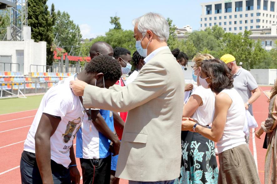 Jornada Inclusiva Día Mundial del Refugiado - Imagen de deportistas recibiendo sus medallas de manos de las autoridades asistentes.