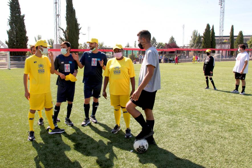 Jornada Inclusiva Día Mundial del Refugiado - Imagen de deportistas que participan en las pruebas charlando.
