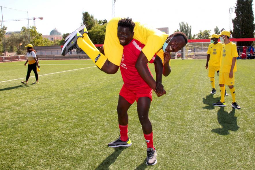 Jornada Inclusiva Día Mundial del Refugiado - Imagen de deportistas que participan en las pruebas bromeando.