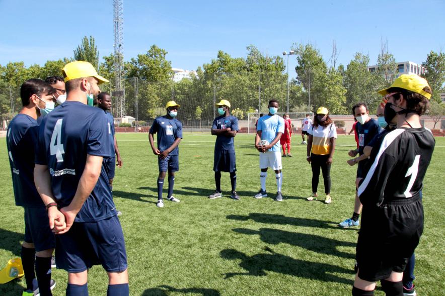 Jornada Inclusiva Día Mundial del Refugiado -Imagen de deportistas que participan en las pruebas charlando.