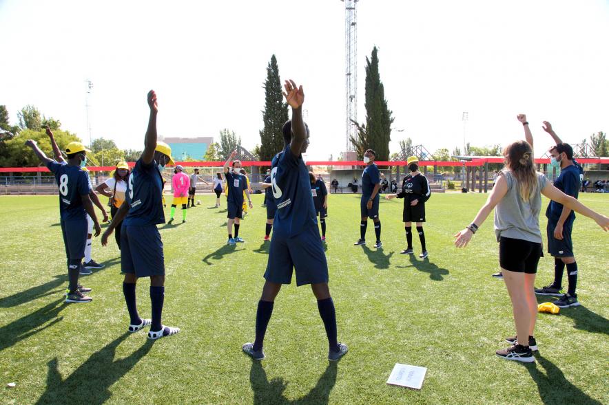 Jornada Inclusiva Día Mundial del Refugiado - Imagen de deportistas que participan en las pruebas haciendo estiramientos.