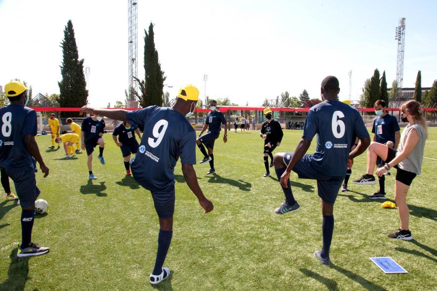 Jornada Inclusiva Día Mundial del Refugiado - Imagen de deportistas que participan en las pruebas haciendo estiramientos.