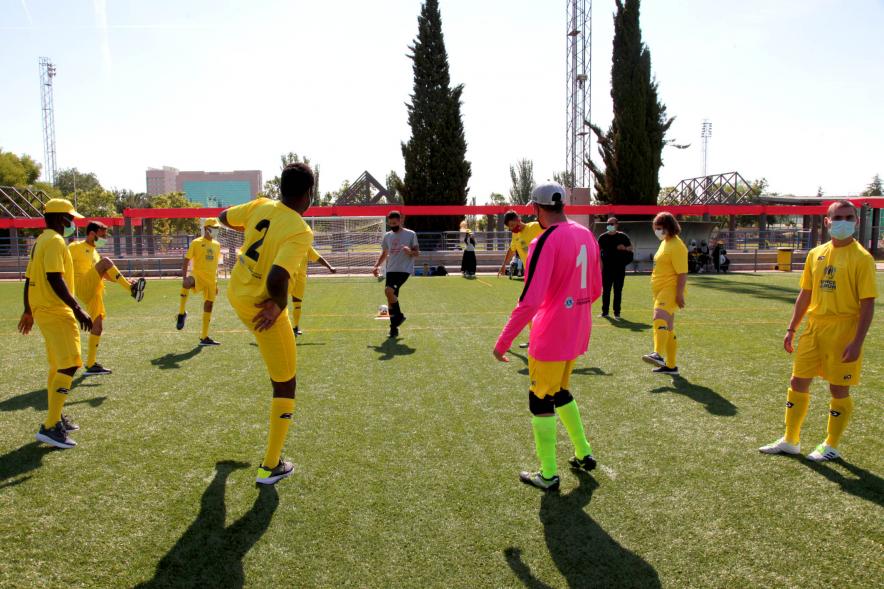 Jornada Inclusiva Día Mundial del Refugiado - Imagen de deportistas que participan en las pruebas haciendo estiramientos.