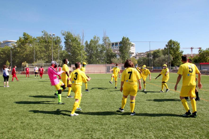 Jornada Inclusiva Día Mundial del Refugiado -Imagen de deportistas que participan en las pruebas haciendo estiramientos.