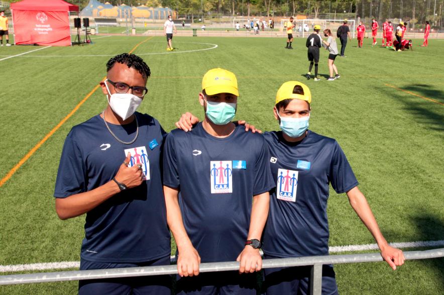 Jornada Inclusiva Día Mundial del Refugiado - Imagen de deportistas que participan en las pruebas posando.