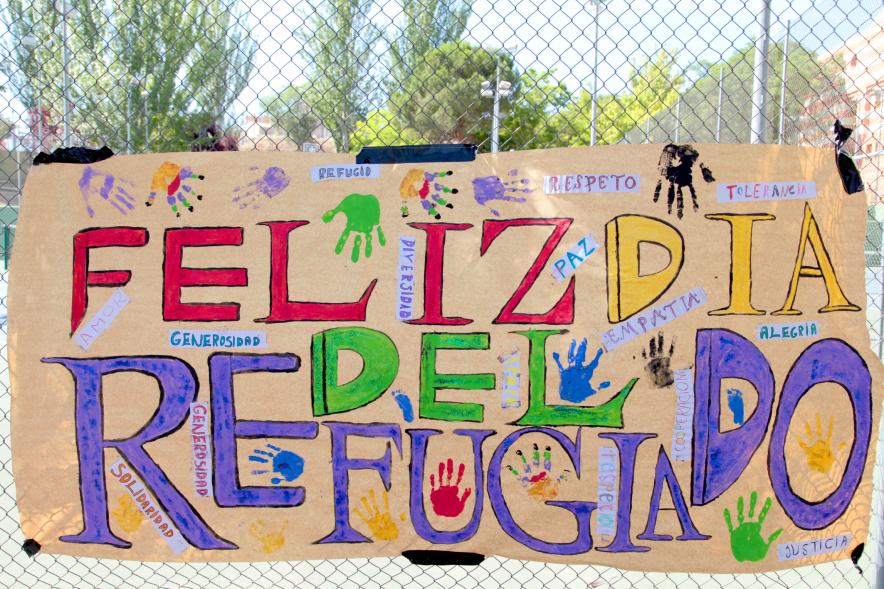 Jornada Inclusiva Día Mundial del Refugiado - Imagen de una pancarta que decora el campo de fútbol.