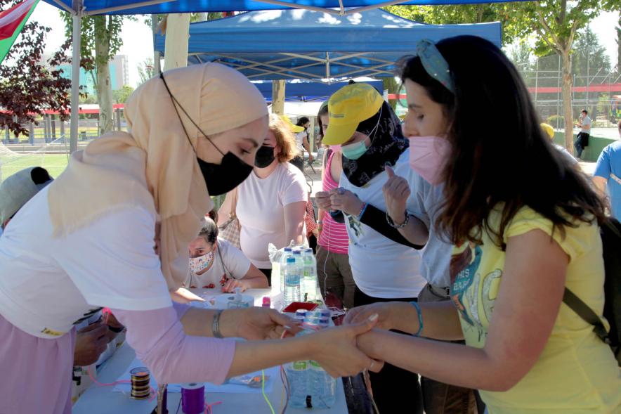 Jornada Inclusiva Día Mundial del Refugiado - Imagen de personas en un stand.