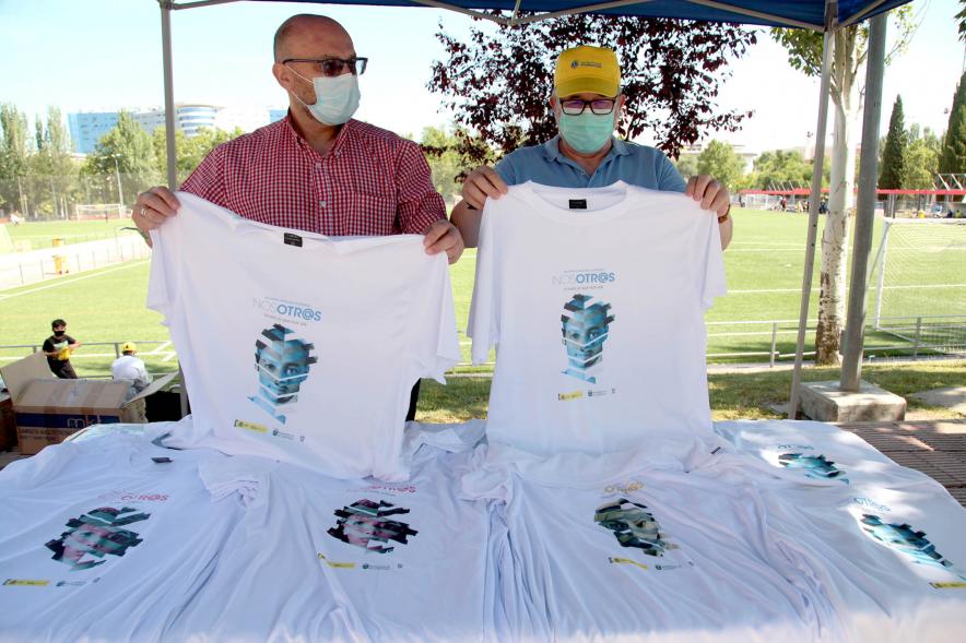 Jornada Inclusiva Día Mundial del Refugiado - Imagen de un stand donde venden camisetas.